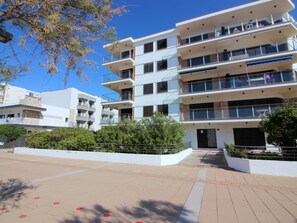 Exterior - Seafront Ground Floor Apartment in Roses – Steps from the Beach with Terrace and Parking (Roses)
