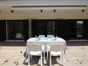 Outdoor dining - Seafront Ground Floor Apartment in Roses – Steps from the Beach with Terrace and Parking (Roses)