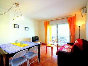 TV - Bright Apartment with Pool, Near Beach & Center, Parking Included in Santa Margarita (Roses)