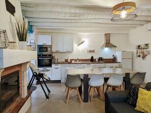 Een koelkast, een microgolfoven, een vaatwasser