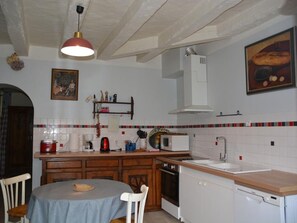 Fridge, microwave, oven, dishwasher - Charming 1840 Cottage with Garden, Near Loches & Loire Castles – Family & Pet Friendly (Chambourg-sur-Indre)