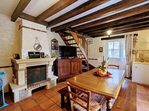 Dining - Cozy Retreat with Shared Heated Pool, Close to ZooParc de Beauval and Valençay (Villentrois-Faverolles-en-Berry)