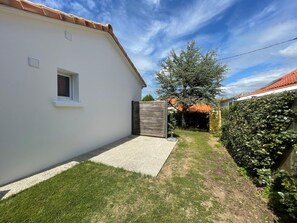 Property grounds - Comfortable single-storey house for 6, near beach in St Hilaire de Riez, private parking (Saint-Hilaire-de-Riez)