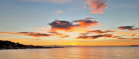 بالقرب من الشاطئ