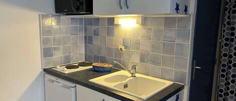 Mikrobølgeovn, kogeplade, kaffe-/temaskine