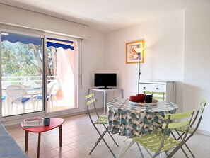 Dining - Family-Friendly 2-Room Apartment with Terrace, 200m from Cavalière Beach (Le Lavandou)