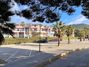 Property grounds - Family-Friendly 2-Room Apartment with Terrace, 200m from Cavalière Beach (Le Lavandou)