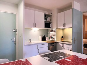 Kühlschrank, Mikrowelle, Herdplatte, Geschirrspüler