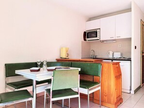 Dining - Duplex with Terrace, Solarium, and Parking - 6 Guests, Near Beach in Cavalière (Le Lavandou)