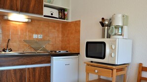 コーヒー / ティーメーカー、冷蔵庫、電子レンジ、コンロ