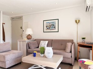 TV - 3-room apartment with terrace near the beach (Le Lavandou)