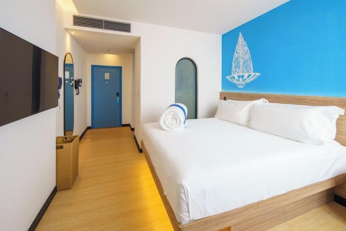 In-room safe, WiFi (free), bed sheets