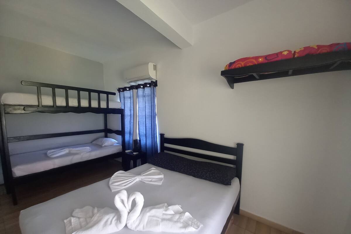 Family Quadruple Room | Bar mini, dihias secara berasingan