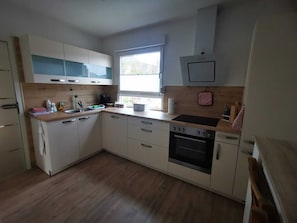 Réfrigérateur, four à micro-ondes, surface de cuisson, lave-vaisselle