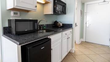 Refrigerador, microondas y cafetera y tetera