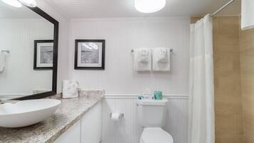 Een haardroger, handdoeken