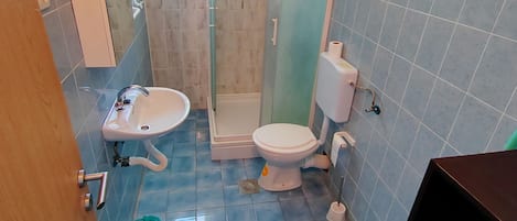 Appartement, 2 chambres, balcon, vue sur le jardin | Salle de bain | Papier de toilette