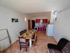 Huoneisto, 2 makuuhuonetta, parveke, näköala puutarhaan | Sisätilat