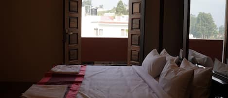 5 chambres, fer et planche à repasser, Wi-Fi, draps fournis