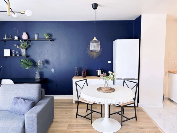 Living area - 3 minutes from metro, sleeps 2, and parking at Porte de Versailles 3 stars (Vanves)