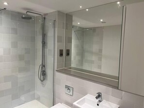 Ducha y bañera combinadas, bañera profunda y toallas