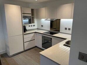 Fridge, microwave, oven, stovetop - Luxury 2 Bed 2 Bath Apartment Central Location (Bournemouth)