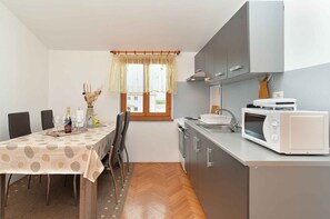 Fridge, microwave, oven, stovetop - Holiday apartment with air conditioning (Pula)