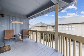 Property grounds - Cozy Beach Cottage, Steps to Ocean and Shops (Myrtle Beach)