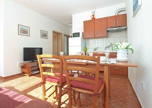 Kühlschrank, Mikrowelle, Herdplatte, Wasserkocher mit Kaffee-/Teezubehör