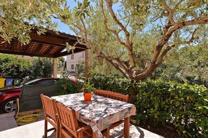 تناول الطعام بالخارج