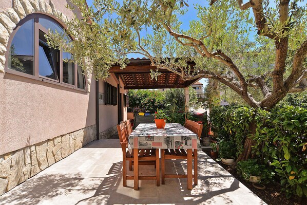 Outdoor dining - Holiday apartment with air conditioning (Pula)