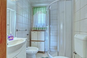 Shower, bidet - Holiday apartment with air conditioning (Banjole)