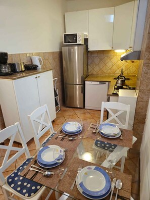 Réfrigérateur, un four, surface de cuisson, lave-vaisselle