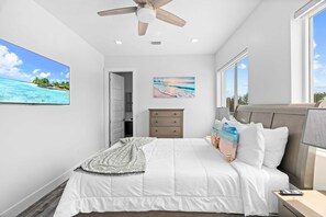 4 bedrooms, desk, iron/ironing board, free WiFi - Luna Light ~ Waterfront ~ Pool ~ Dock ~ Views! (Marathon)