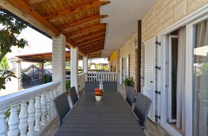 تناول الطعام بالخارج