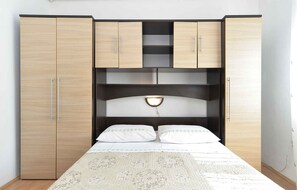 3 bedrooms, iron/ironing board, travel crib