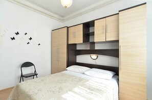 4 عدّة غرف نوم ومكواة/لوح كي وسرير سفر