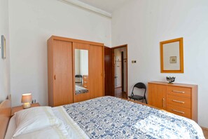 2 bedrooms, iron/ironing board, travel cot