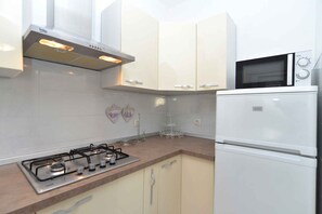 冷蔵庫、電子レンジ、オーブン、コンロ