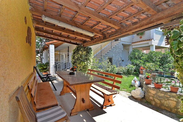 Outdoor dining - Holiday apartment with air conditioning (Rovinj)