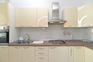 Fridge, microwave, oven, stovetop - Holiday apartment with air conditioning (Rovinj)