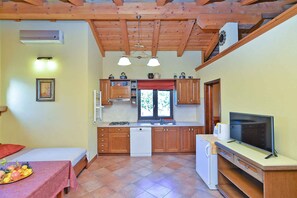 ثلاجة، موقد طهي مسطح، غسالة أطباق، ماكينة لصنع القهوة/الشاي