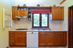 ثلاجة، موقد طهي مسطح، غسالة أطباق، ماكينة لصنع القهوة/الشاي