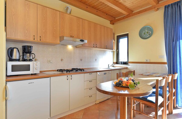 冷蔵庫、電子レンジ、コンロ、食器洗い機