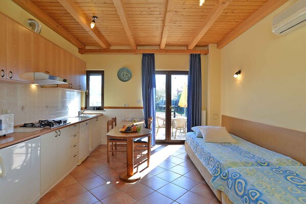 2 bedrooms, travel cot, WiFi