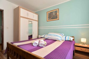 2 makuuhuonetta, silitysrauta/-lauta, vauvan matkasänky, Wi-Fi