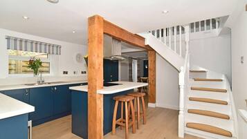 Cottage | Cucina privata | Frigorifero, microonde, forno, piano cottura