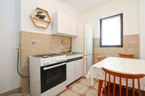 Fridge, oven, stovetop