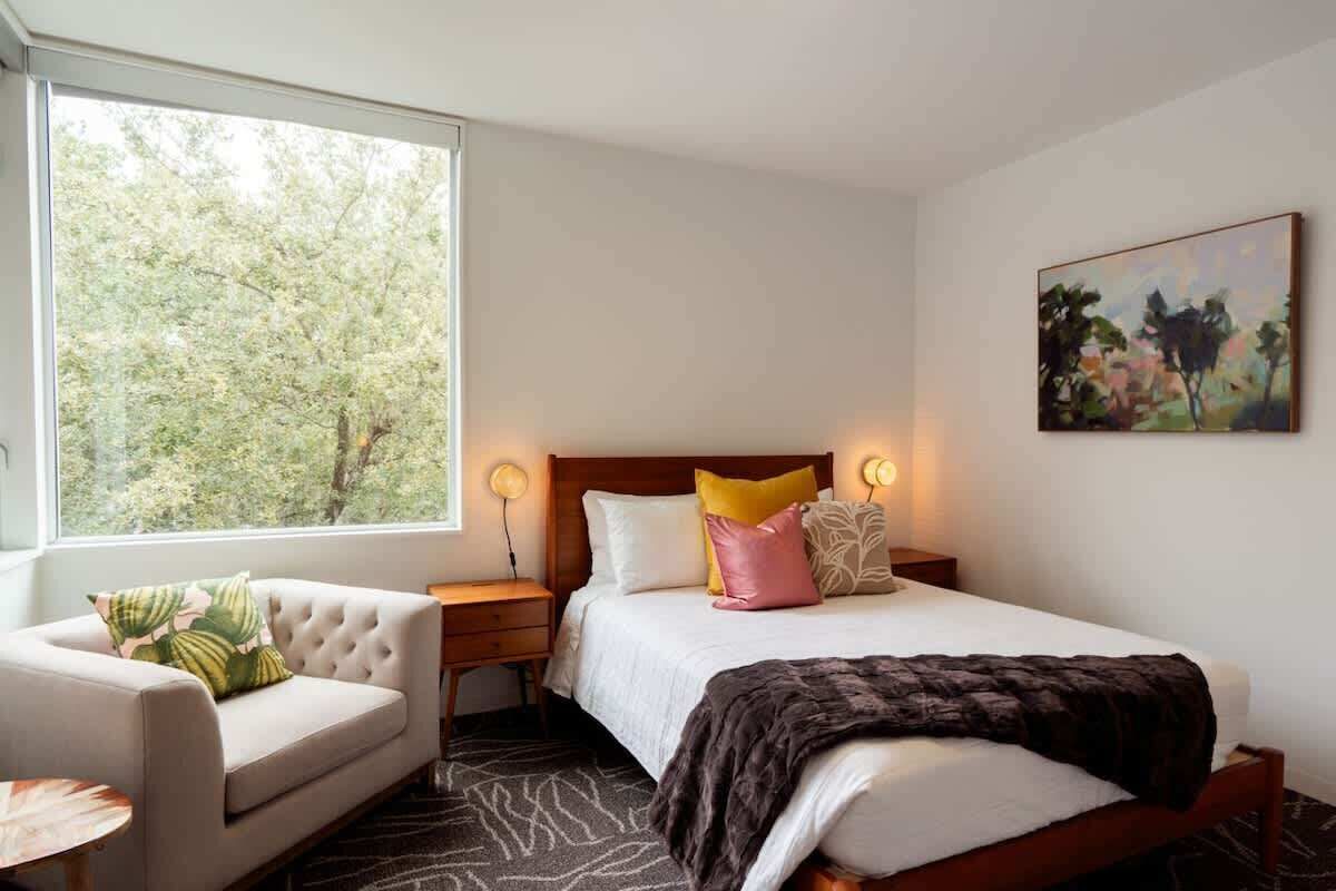 4 habitaciones, tabla de planchar con plancha, wifi y ropa de cama 