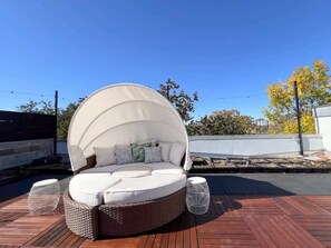 Terrace/patio - 4BR Rice Village w/Rooftop Deck & BBQ, Sleeps 12 (Houston)